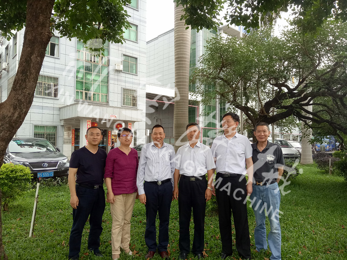 總裝備部劉思剛少將、新華社李建琦博士一行蒞臨新望公司考察指導(dǎo)