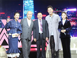 新望董事長(zhǎng)羅永輝與著名歌星劉尊老師、汪正正老師、郭津彤老師、主持人雅琪在北京電視臺(tái)錄制節(jié)目現(xiàn)場(chǎng)親切合影